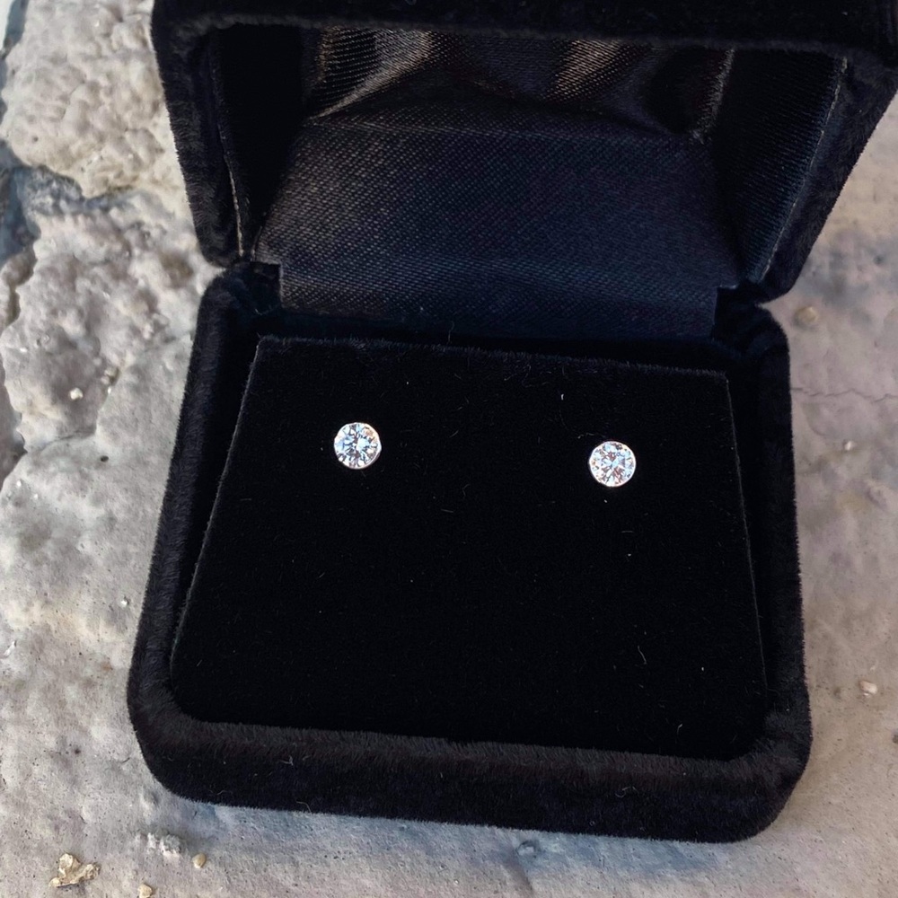 14K White Gold Round Diamond Stud Earring
